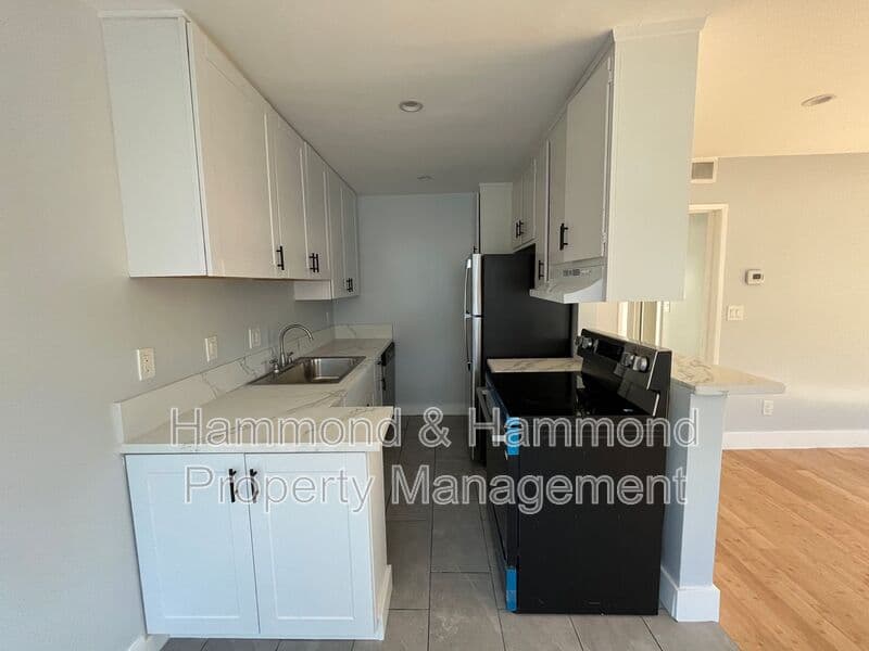 Van Nuys Condo: 5722 Woodman Ave.