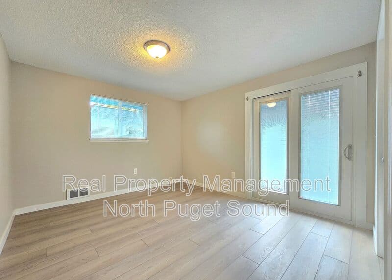 Gold Bar House: 236 7th St