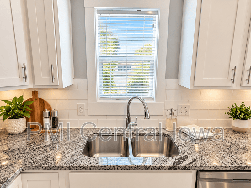 Grimes Townhome: 301 SE 11th St