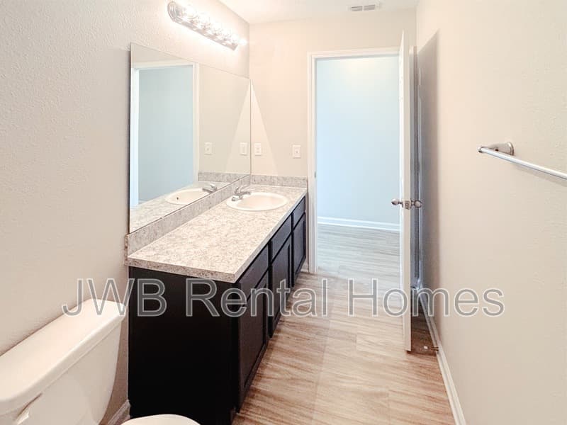 Jacksonville House: 8585 Jasper Ave