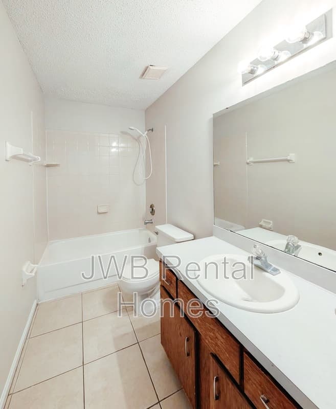 Jacksonville House: 2284 Destine Ln