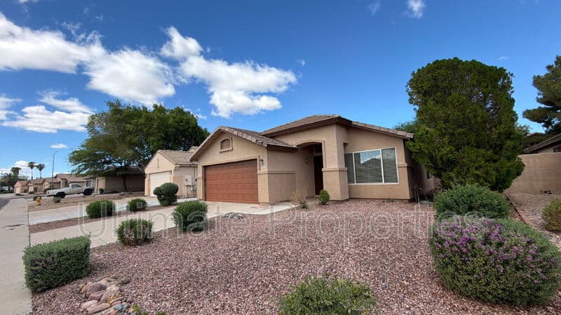 Peoria House: 8002 W Salter Dr
