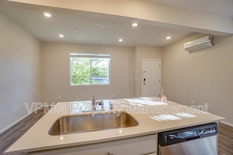 Vancouver House: 2641 Northeast 115th Plaza