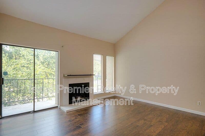 Houston Condo: 10811 Richmond Ave