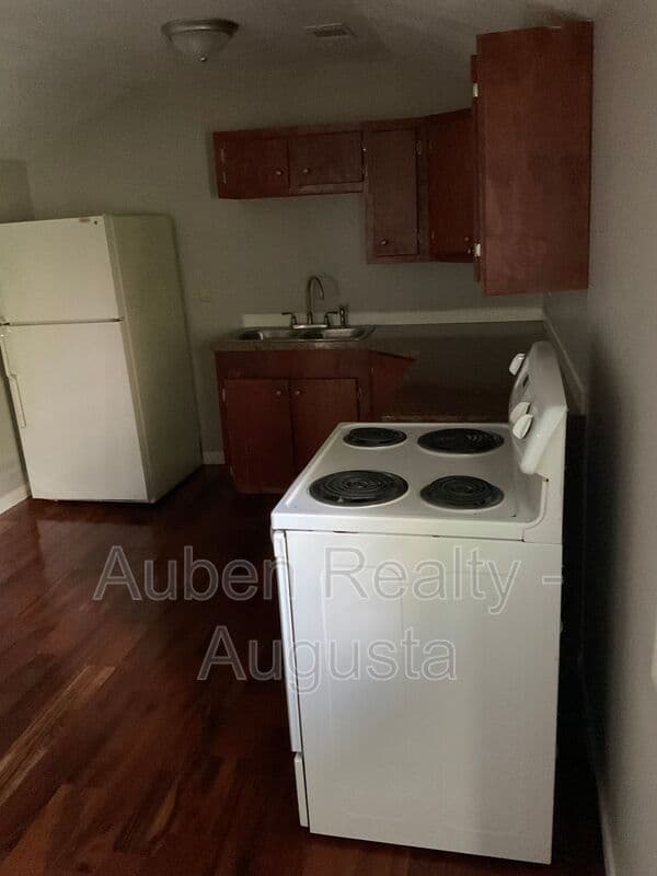Aiken House: 225 Hudson Road