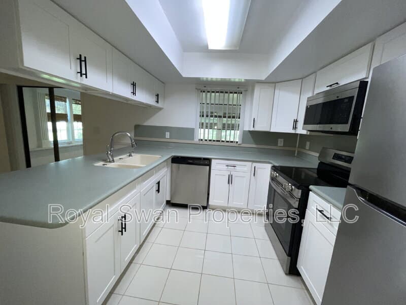 Auburndale House: 222 Lakeview Drive