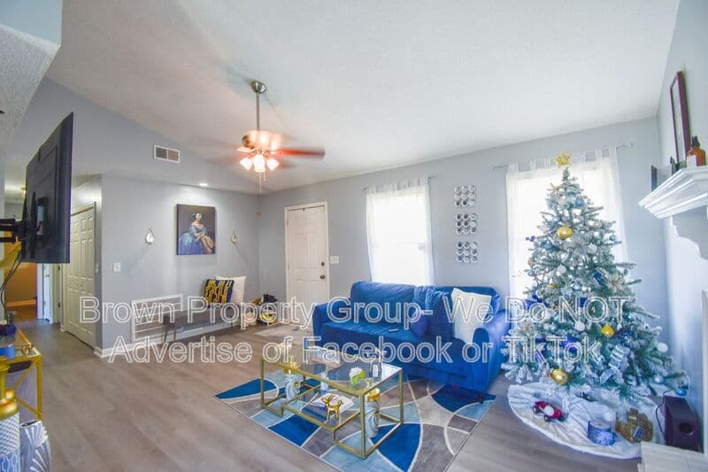 Fayetteville House: 5598 Windy Knoll Pl