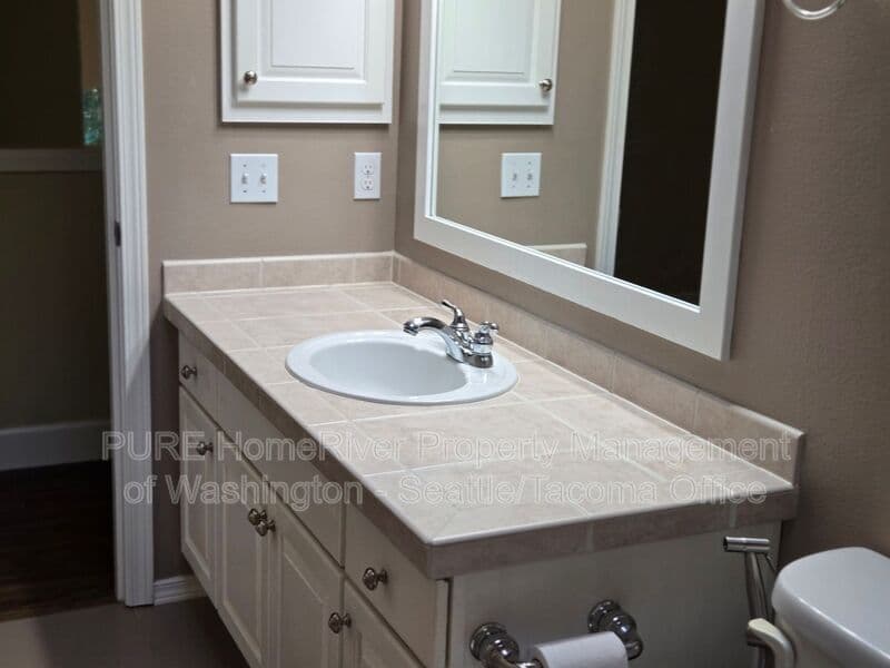 Auburn House: 5316 S 282nd Way