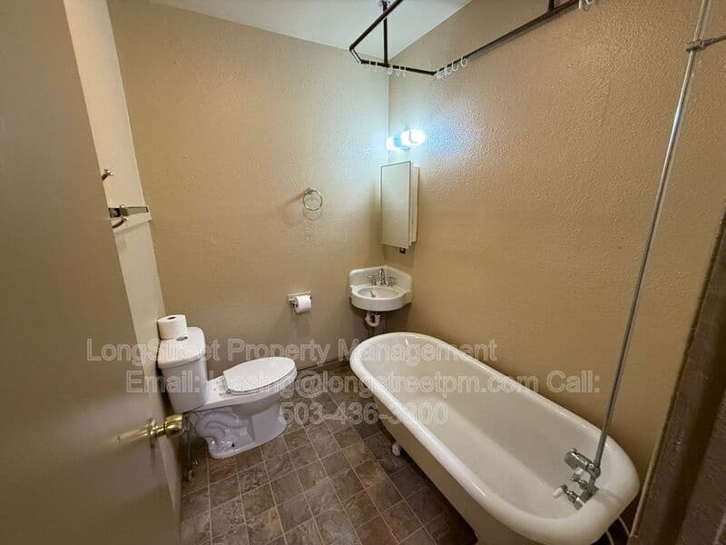 Albany House: 417 SE Lyon St