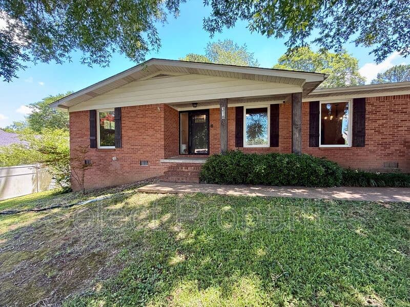 Jonesboro House: 316 Marzee Ann Drive
