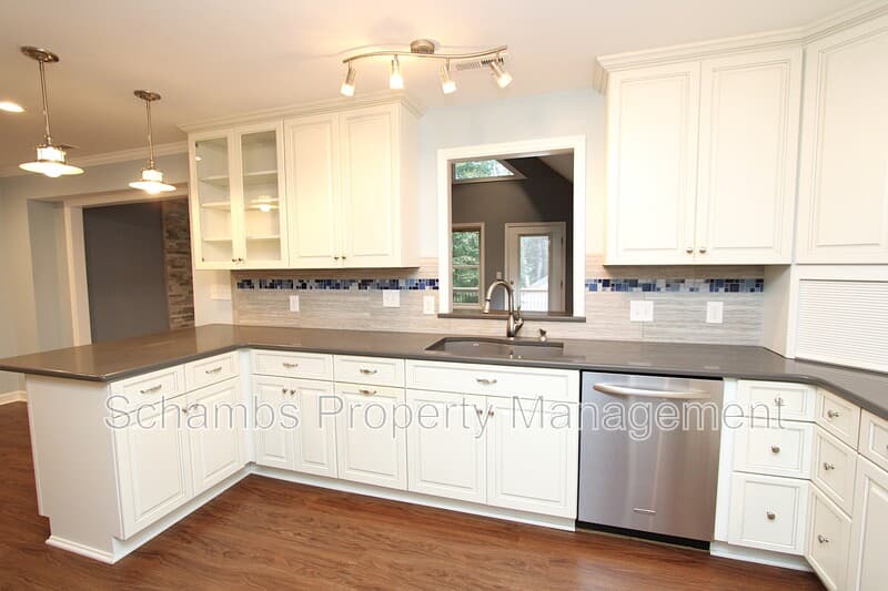 Cary House: 100 Fawn Ct