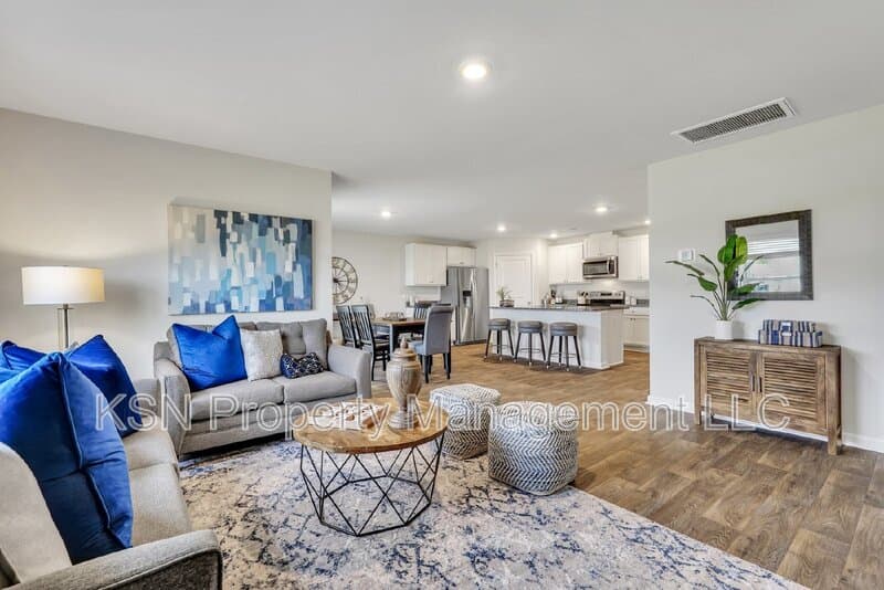 Bloomingdale House: 224 Skylark Rd
