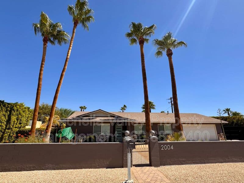 Palm Springs House: 2004 N San Antonio Rd