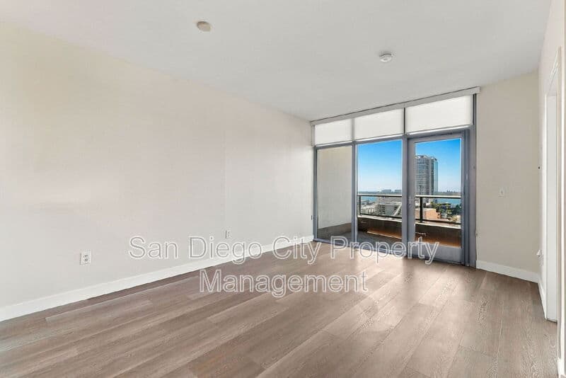 San Diego House: 253 10th Ave