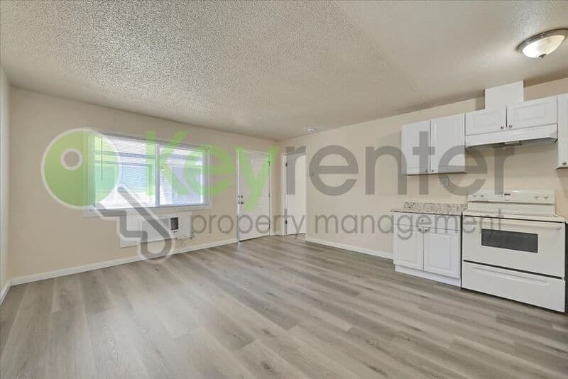 Sacramento House: 1071 Santiago Ave