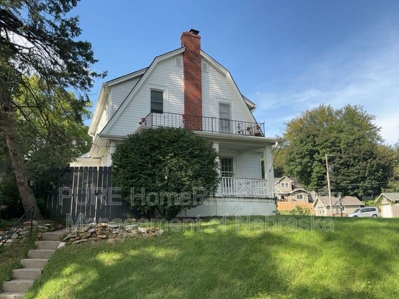 Omaha House: 1424 S 46th Street