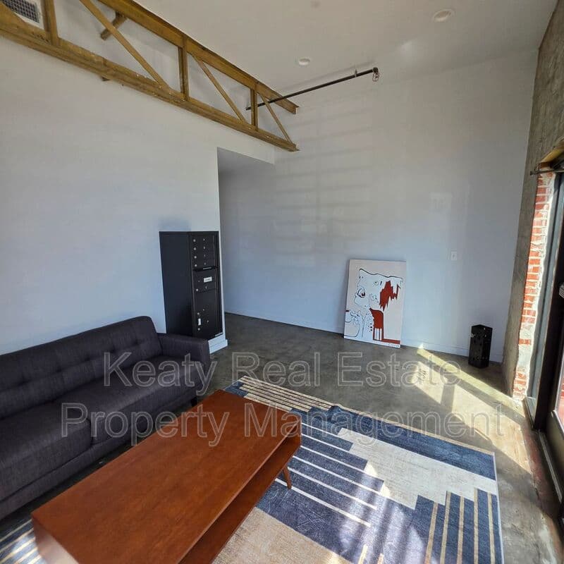 Lafayette House: 136 E Cypress St
