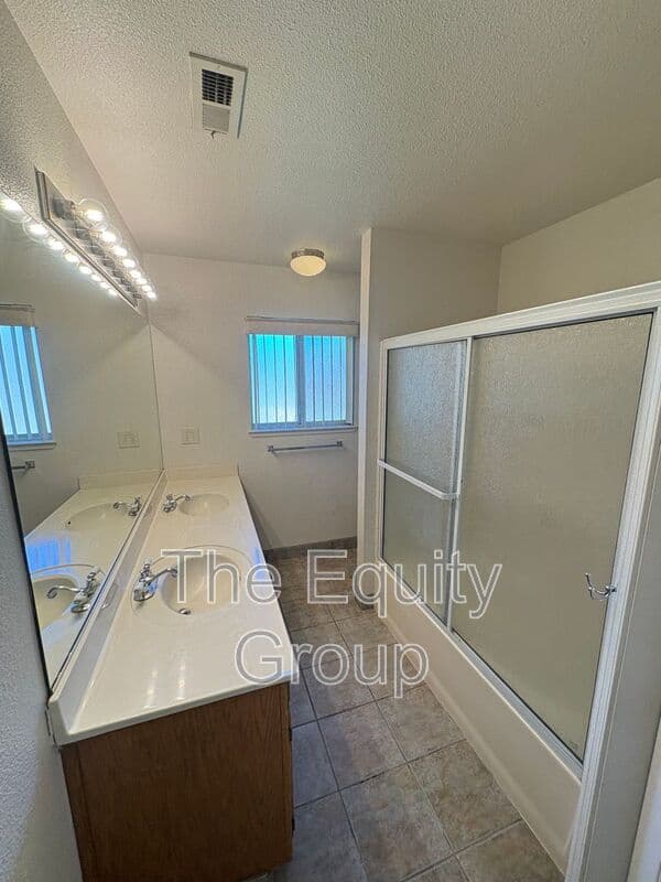 Visalia House: 323 South Citrus Court