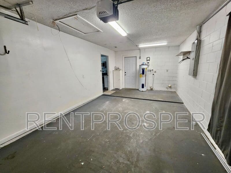 Deland House: 410 Albany Ave