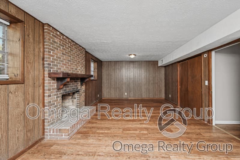 Anniston House: 1033 Old Mill Rd