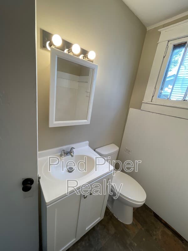 Freeport House: 1254 S Chicago Ave