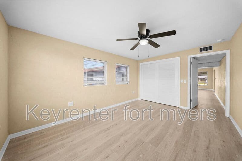 North Fort Myers House: 275 Lakeview Dr