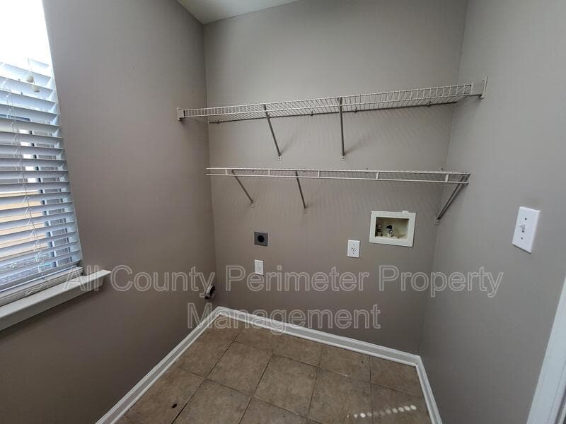 Acworth House: 915 Silver Lake Dr