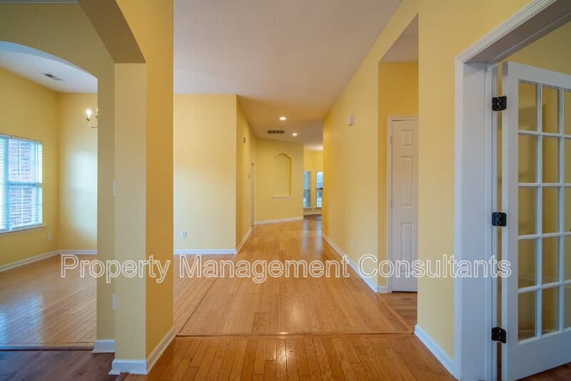 Madison House: 216 Horseshoe Bend North