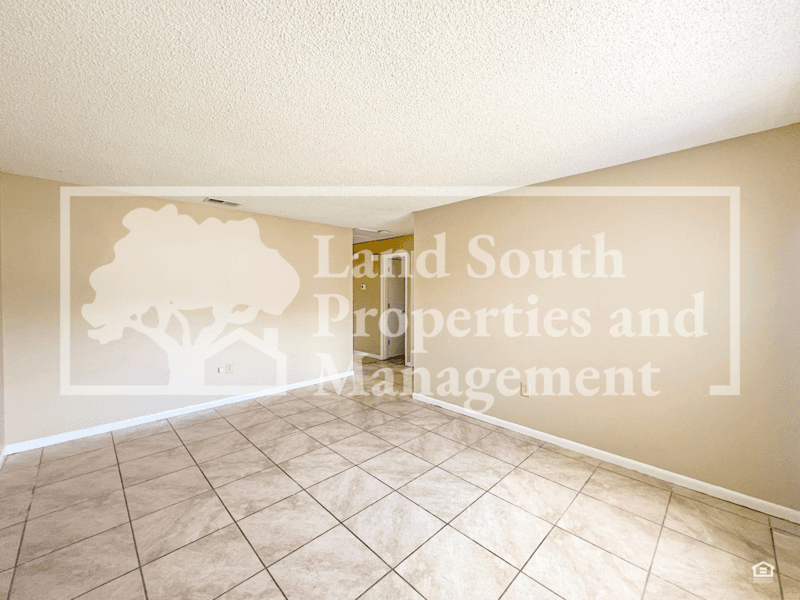 Lakeland House: 5827 Charlton Drive