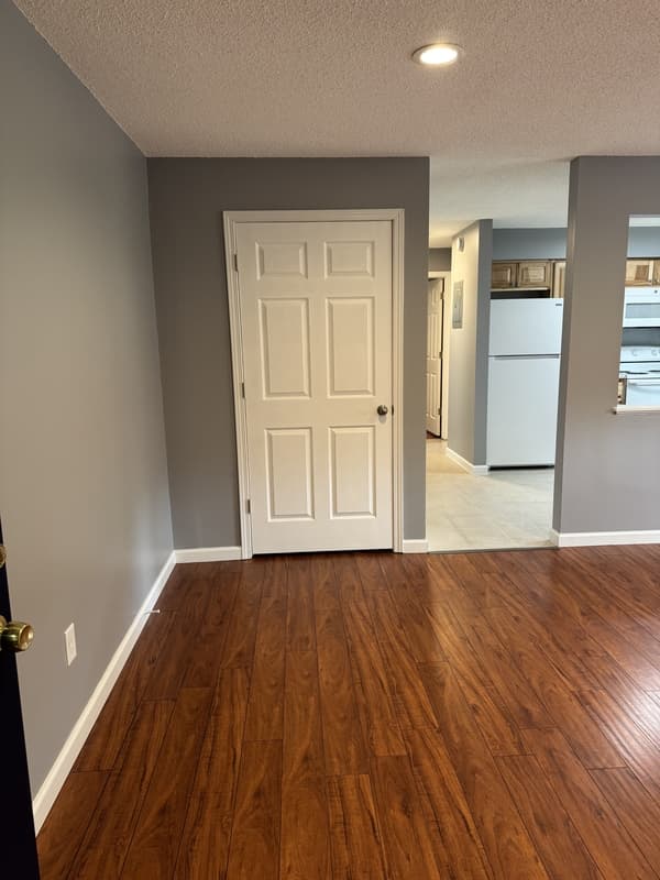 Monticello Condo: 705 E 3rd St #4