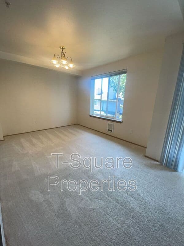 Everett House: 8830 3rd Ave SE