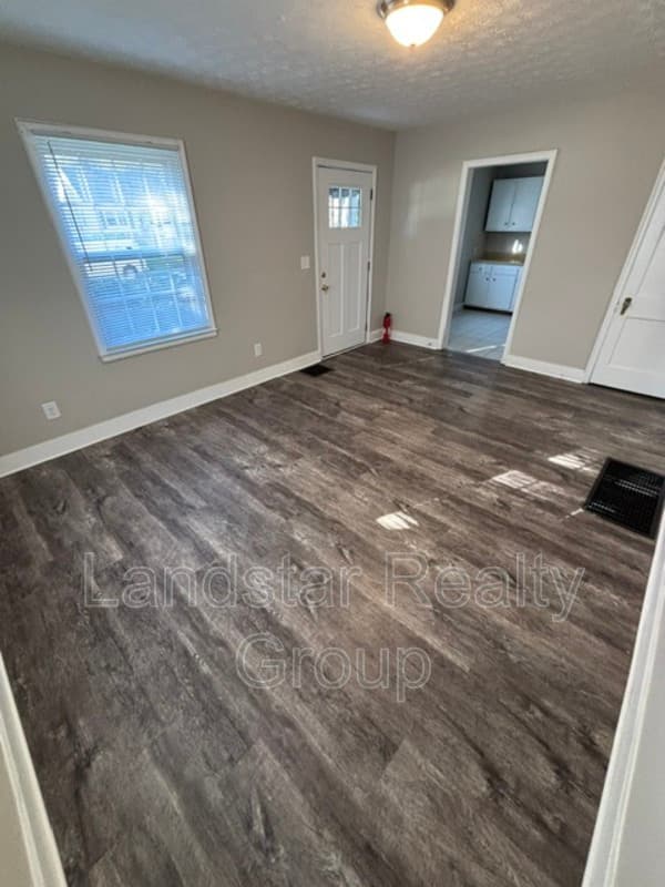 Louisville House: 1105 Berry Blvd
