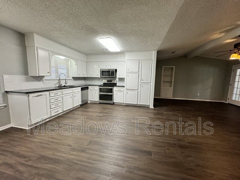 Lorena House: 140 Towne West Drive