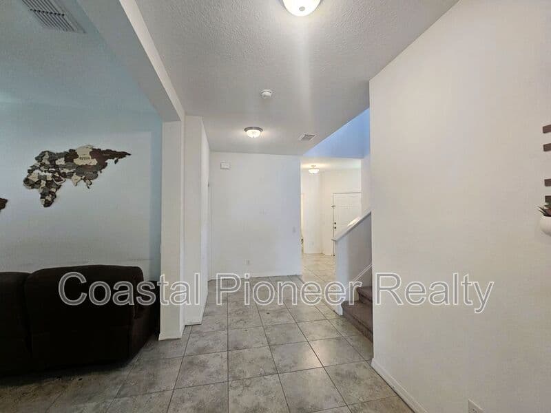 Tampa House: 16073 Sonoma Grove Cir