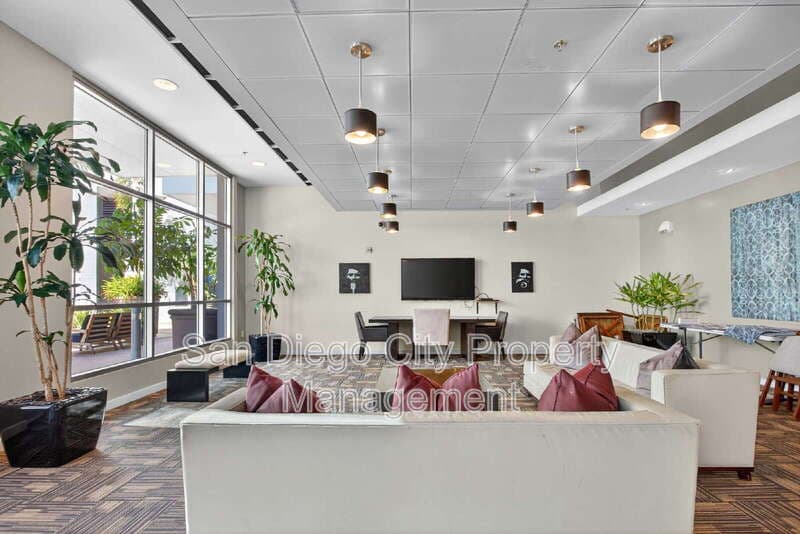 San Diego House: 253 10th Ave