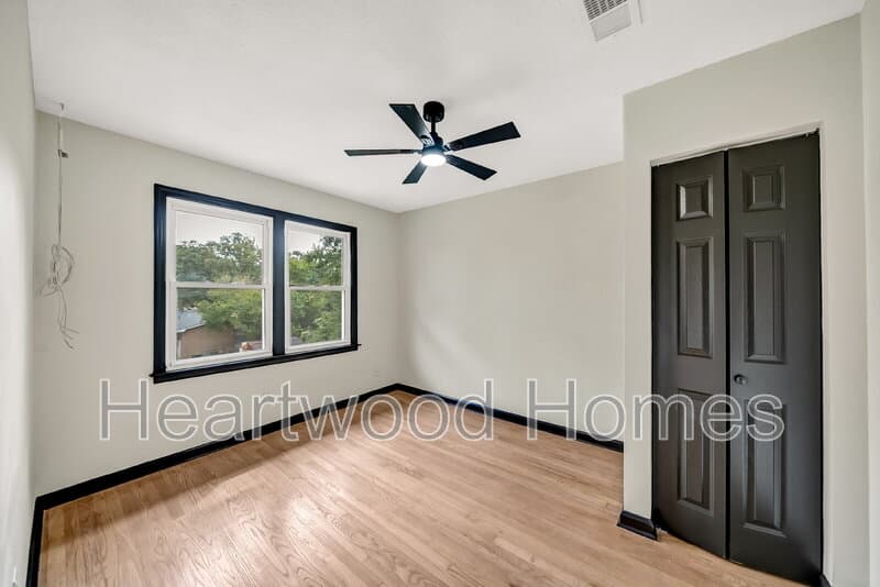 Columbia Condo: 1911 Cermack St