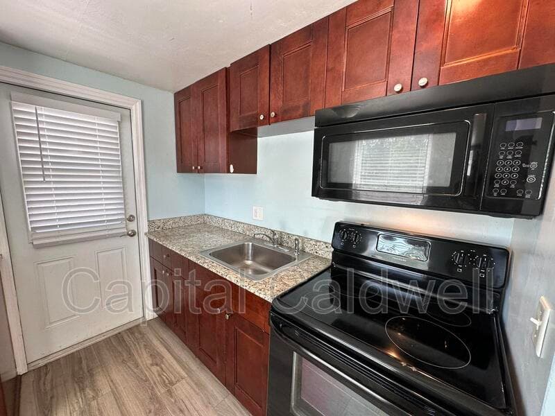 Dunedin House: 425 Milwaukee Ave