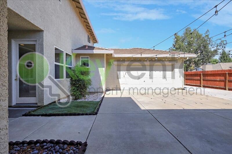 Lincoln House: 1740 Allenwood Circle
