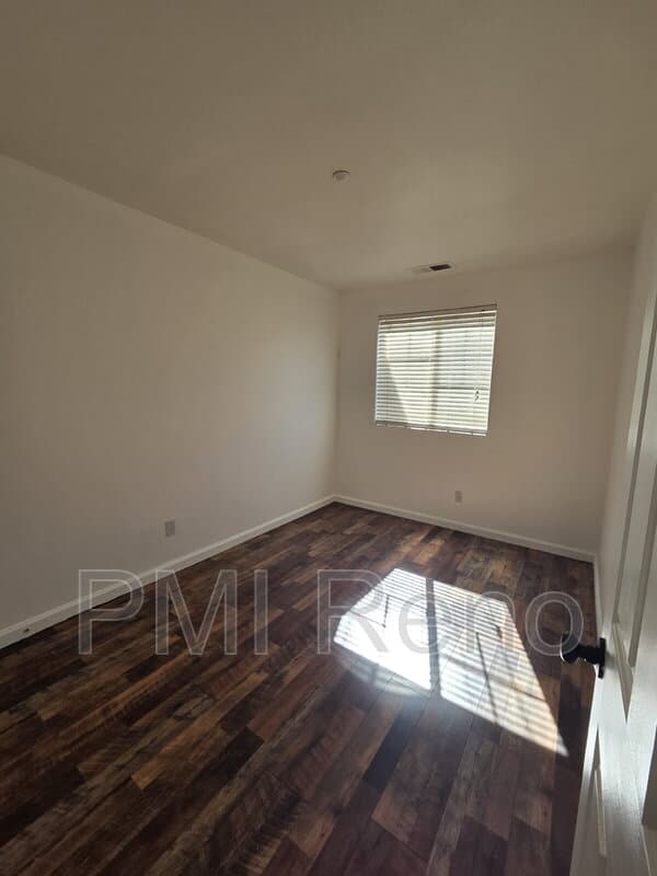 Reno Townhome: 421 Holcomb Avenue