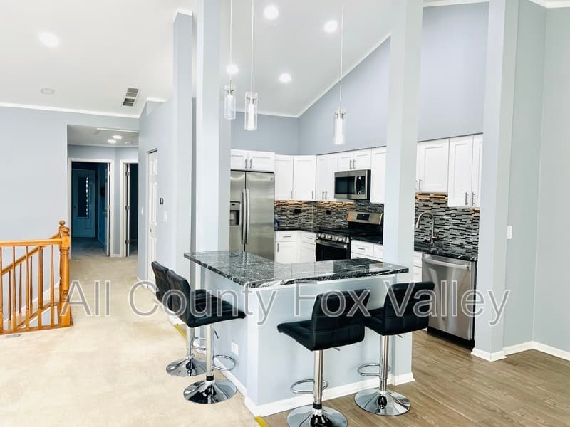 Algonquin Townhome: 300 Emerald Lane