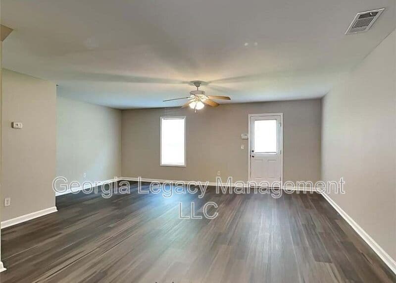Monroe House: 407 Maple Way