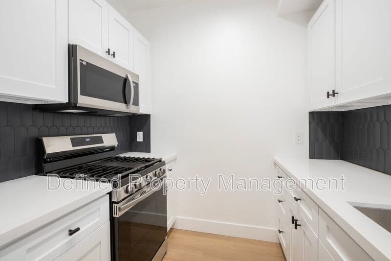 Los Angeles Condo: 1616 N Serrano Ave