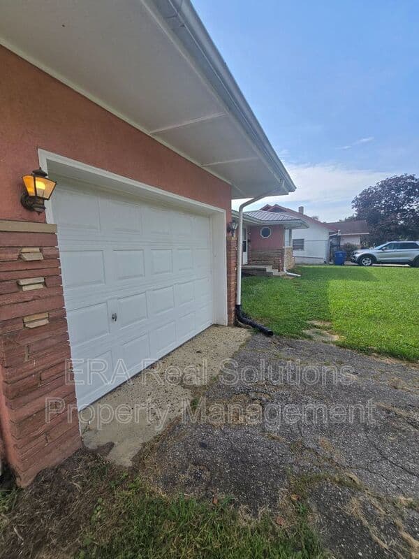 Columbus House: 1494 Selkirk Road