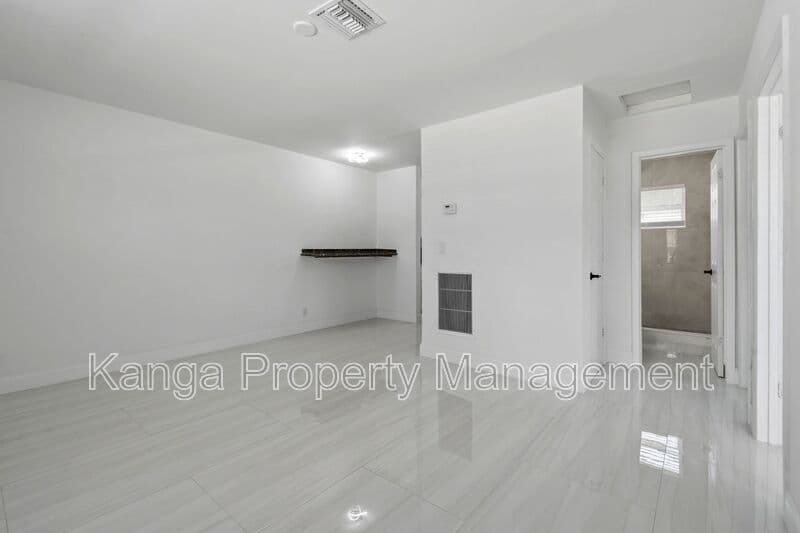 Riviera Beach Condo: 968 W 9th St