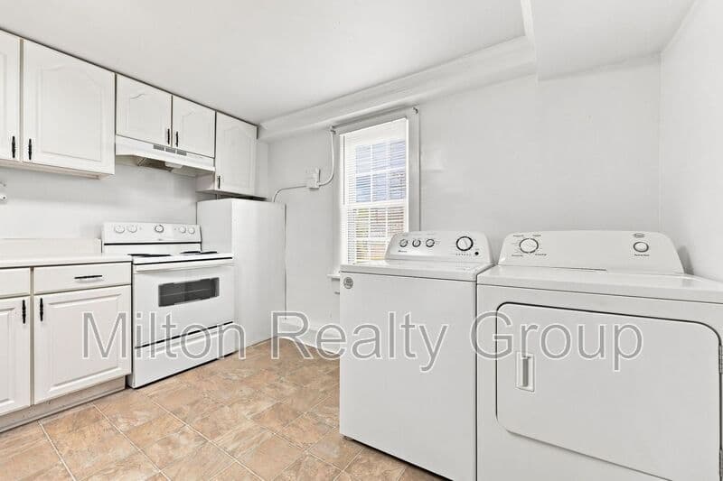 Four Oaks Condo: 101 E. Woodall St.