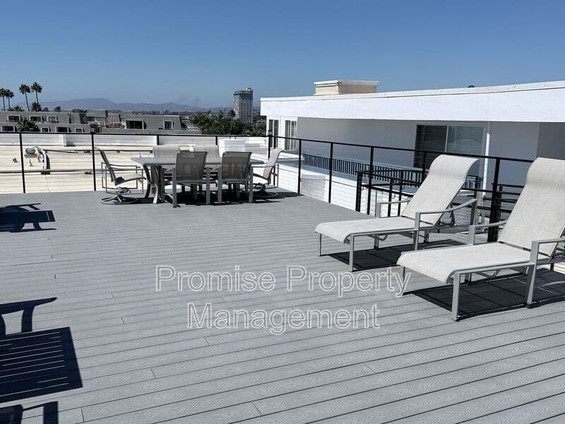 Oceanside Condo: 910 N Pacific Street