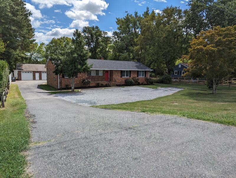 Fredericksburg House: 1401 Bragg Road A1