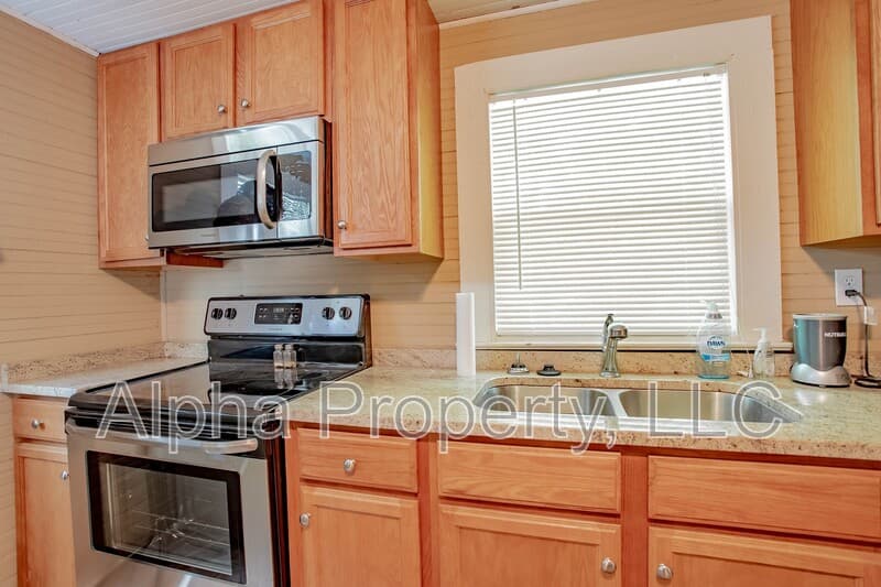 Travelers Rest House: 109 Tubbs Mountain Rd