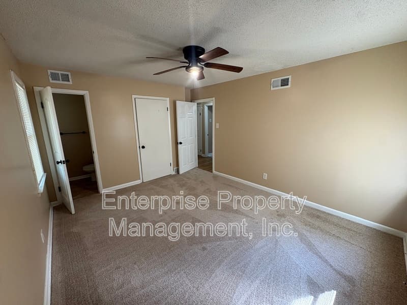 Memphis House: 3645 W Sutton Dr