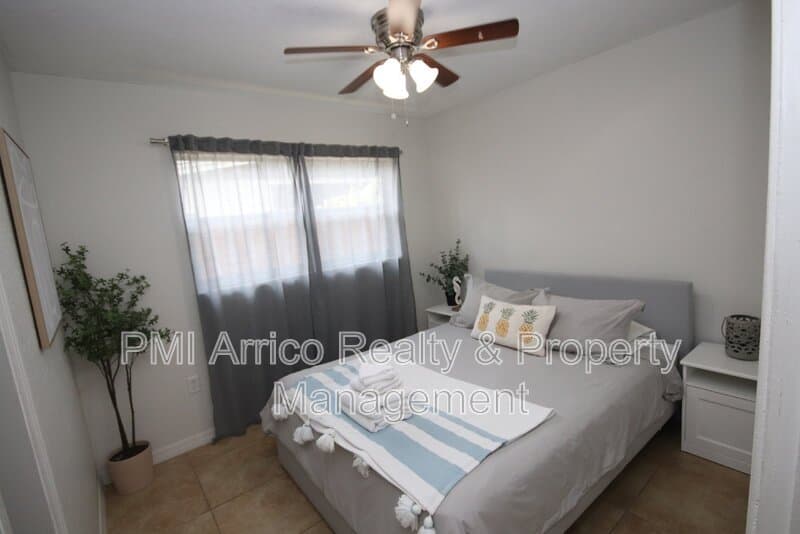 Tampa House: 1918 W Walnut St